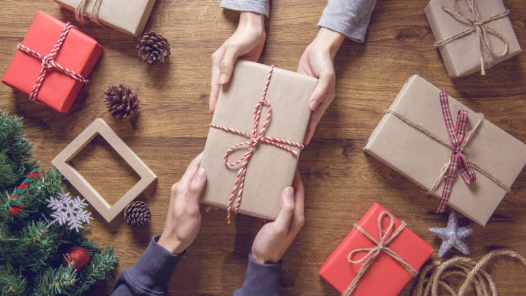 What To Say When Giving A Gift To A Friend